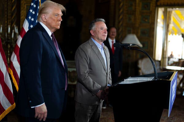 Trump, a la izquierda, y Witkoff, de traje, ante un atril con micrófono.