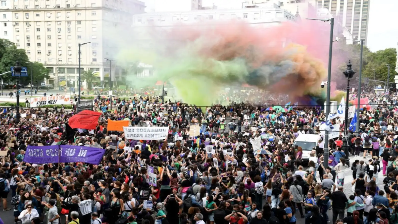 8M: Miles de mujeres marcharon en Plaza de Mayo por sus derechos ...