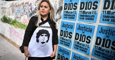 Verónica Ojeda, exesposa Diego Maradona, posa para una foto frente a carteles que dicen "Justicia por D10S" al llegar al tribunal de San Isidro en Buenos Aires. Foto: AFP