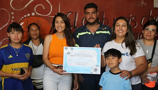 Diputada Nacional de Unión por la Patria, Agustina Propato entrega subsidió al Club Social y Deportivo Saavedra 