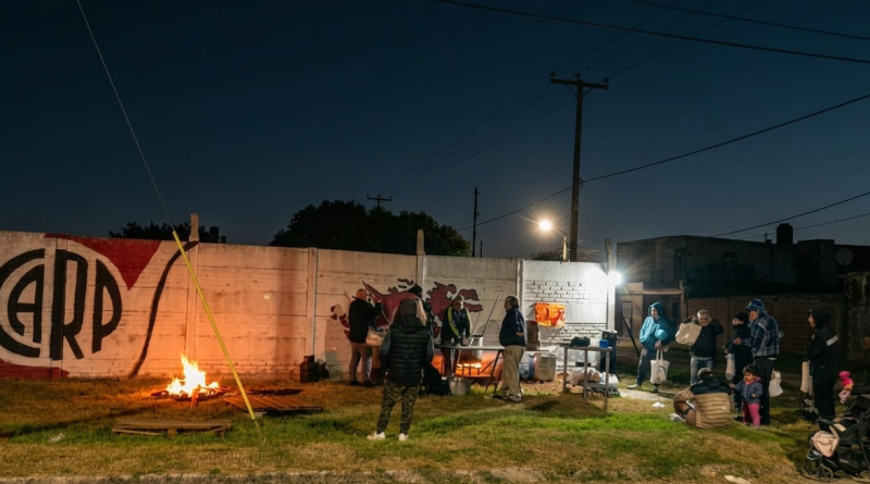 La facción de Florencio Varela de Los Borrachos del Tablón organizó una olla popular para más de 800 personas