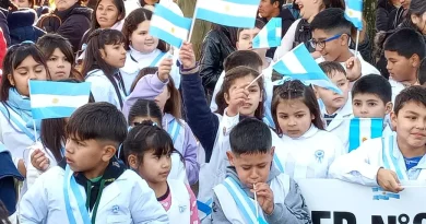 Juramento a la Bandera en Cañuelas, un eco de libertad y compromiso en la Plaza Belgrano.