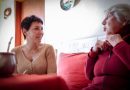 El abrazo eterno: Mayra Mendoza visitó a Dora, una vecina de Quilmes que vio a Evita y guarda su legado