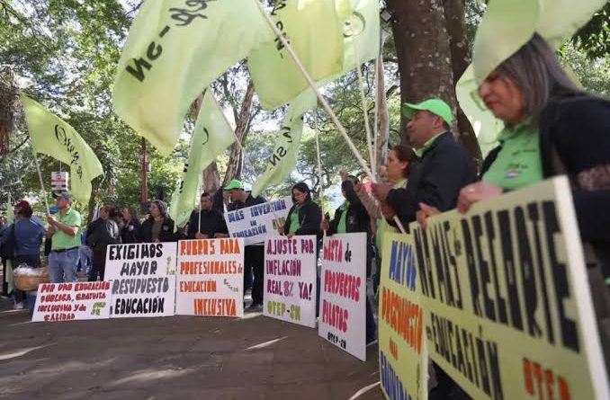 La huelga docente en Paraguay: la dignidad de enseñar en un país que no quiere pagarla